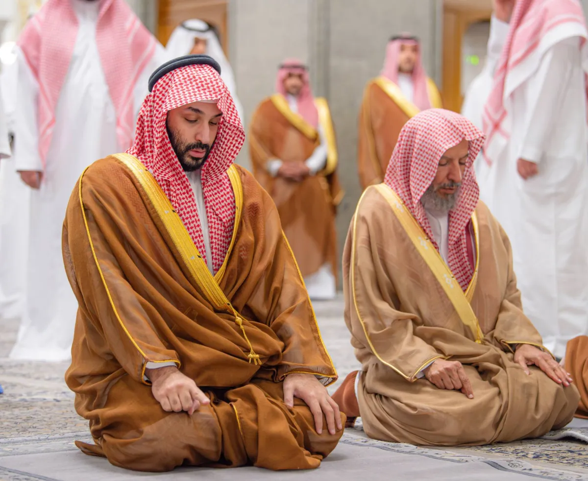 ولي العهد السعودي يزور مسجد قباء في المدينة المنورة