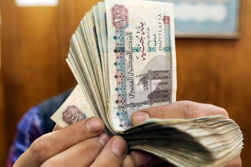تراجع العملة المصرية.. الدولار بـ 49 جنيهاً