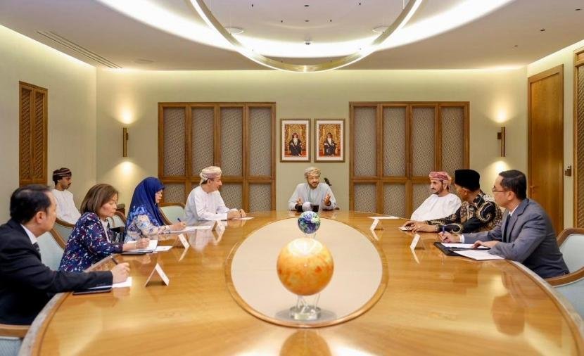 جهود دبلوماسية لبدر بن حمد في مسقط خلال لقاء مع سفراء "آسيان"