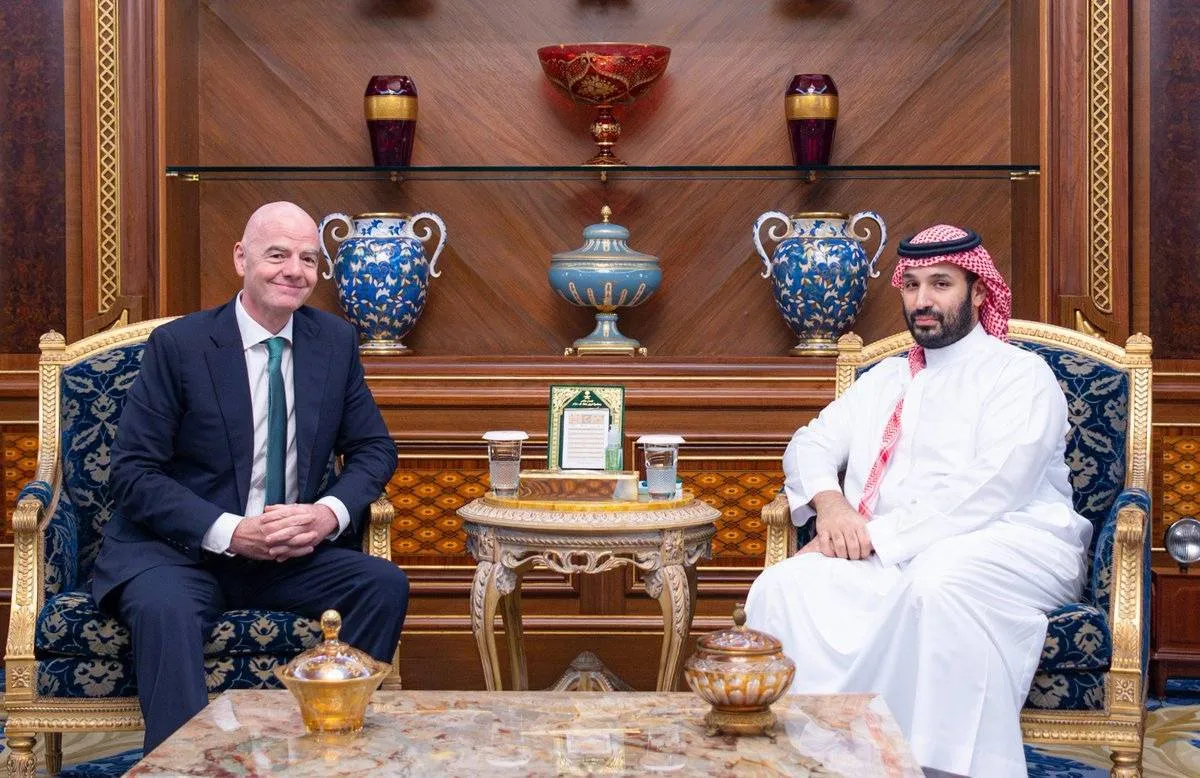 ولي العهد السعودي يلتقي رئيس الاتحاد الدولي لكرة القدم