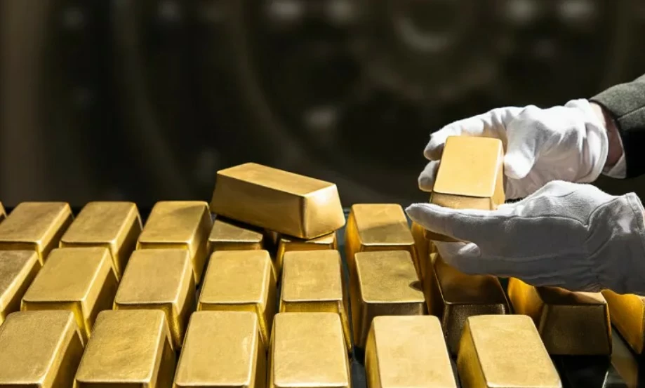 الذهب يتجه إلى جني مكاسب للأسبوع الثالث